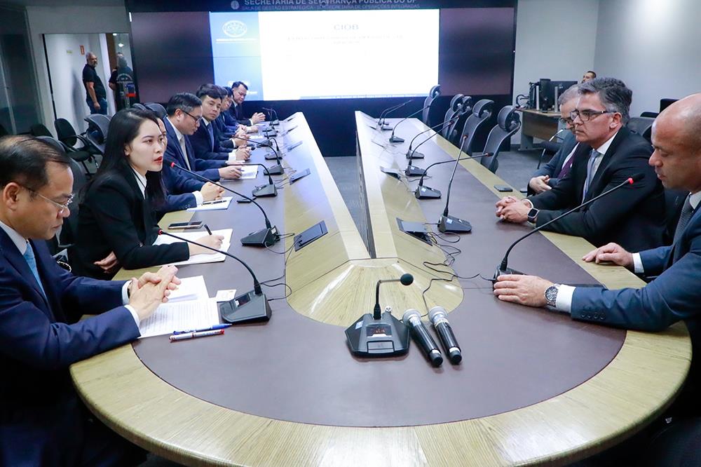Thứ trưởng Nguyễn Văn Long hội đàm với ngài Sandro Torres Avelar.