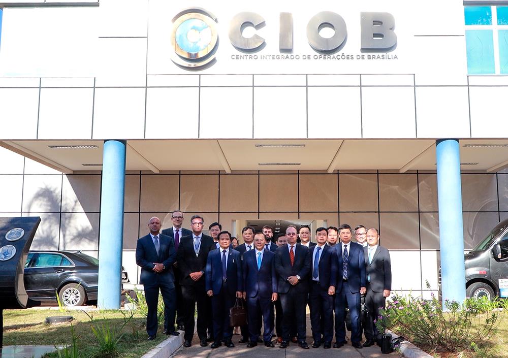 Thứ trưởng Nguyễn Văn Long và ngài Sandro Torres Avelar cùng các đại biểu.