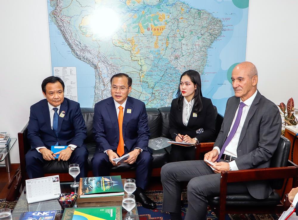 Thứ trưởng Nguyễn Văn Long hội đàm với ngài Marcos Antonio Amaro dos Santos, Bộ trưởng, Chủ nhiệm Văn phòng An ninh thể chế phủ Tổng thống Cộng hoà Liên bang Brazil.