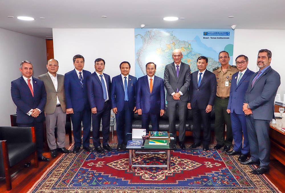 Thứ trưởng Nguyễn Văn Long và ngài Marcos Antonio Amaro dos Santos cùng các đại biểu.