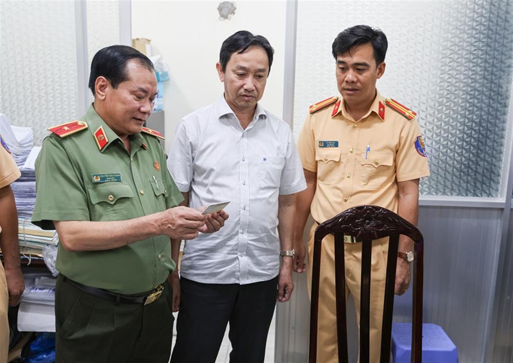 Thiếu tướng Nguyễn Văn Thuận, Giám đốc Công an thành phố Cần Thơ kiểm tra công tác tiếp nhận hồ sơ của người dân tại Trung tâm Phục vụ hành chính công thành phố; kiểm tra nơi đặt máy chủ nhận dữ liệu lĩnh vực sát hạch, cấp GPLX.