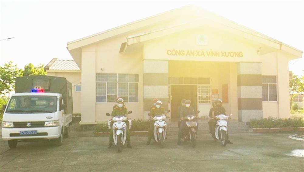Lực lượng Công an xã Vĩnh Xương phối hợp với các lực lượng vũ trang trên tuyến biên giới tuần tra, đảm bảo an ninh, trật tự trên địa bàn