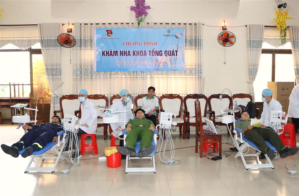 Cũng tại chương trình, Công an tỉnh phối hợp với nha khoa Tâm Đức Smile - Bạc Liêu tổ chức khám nha khoa, tư vấn chăm sóc sức khỏe răng miệng miễn phí cho cán bộ, chiến sĩ.