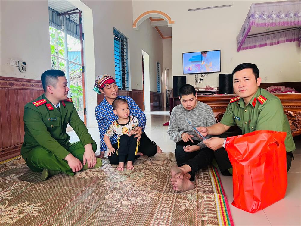 Chi đoàn Công an xã Trung Kiên tặng quà các gia đình có hoàn cảnh khó khăn trên địa bàn xã.