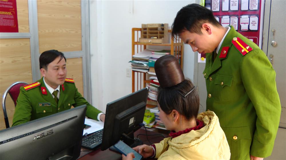 Công an xã Chiềng Ngần, thành phố Sơn La giải quyết các thủ tục hành chính cho công dân.