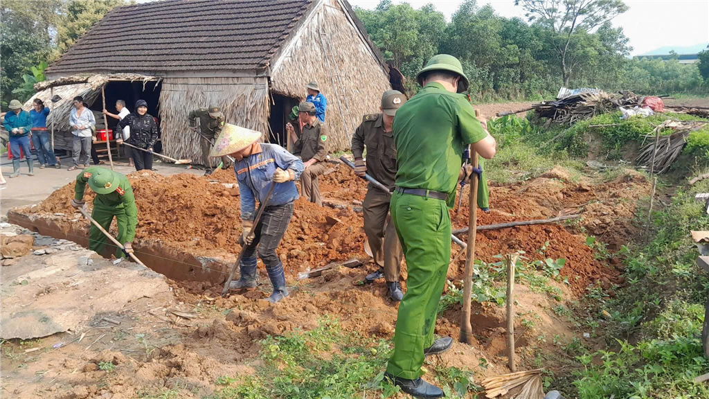 Công an xã Kỳ Thượng, huyện Kỳ Anh cùng bà con hỗ trợ người dân nghèo xây dựng nhà ở.