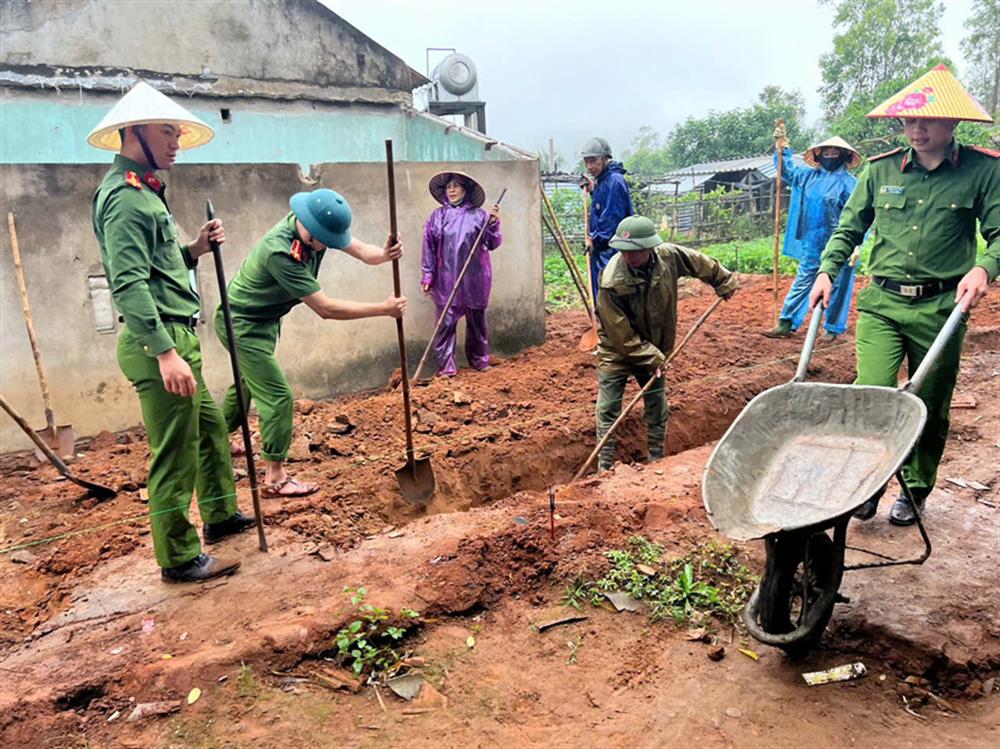 Công an xã Kỳ Xuân, huyện Kỳ Anh hỗ trợ người dân xây dựng nhà ở.