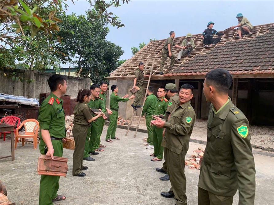 Công an xã và lực lượng an ninh cơ sở tại xã Liên Minh, huyện Đức Thọ hỗ trợ người dân sữa chữa, xây dựng nhà ở.