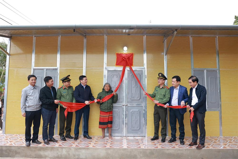 Thứ trưởng Phạm Thế Tùng cùng các đồng chí lãnh đạo thực hiện nghi thức khánh thành, bàn giao căn nhà mới tặng hộ dân.