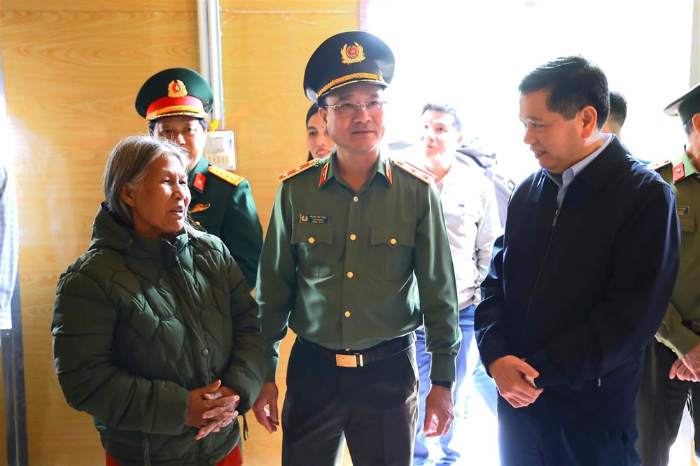 Thứ trưởng Phạm Thế Tùng cùng các đồng chí lãnh đạo thăm quan ngôi nhà mới xây dựng.