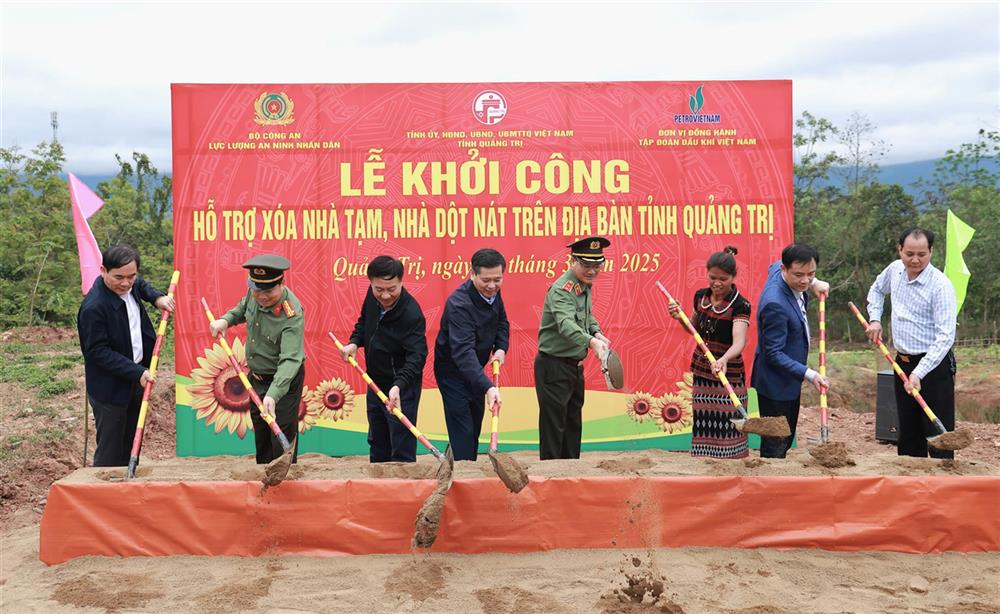 Các đồng chí lãnh đạo thực hiện nghi thức khởi công xây dựng nhà ở cho người nghèo.