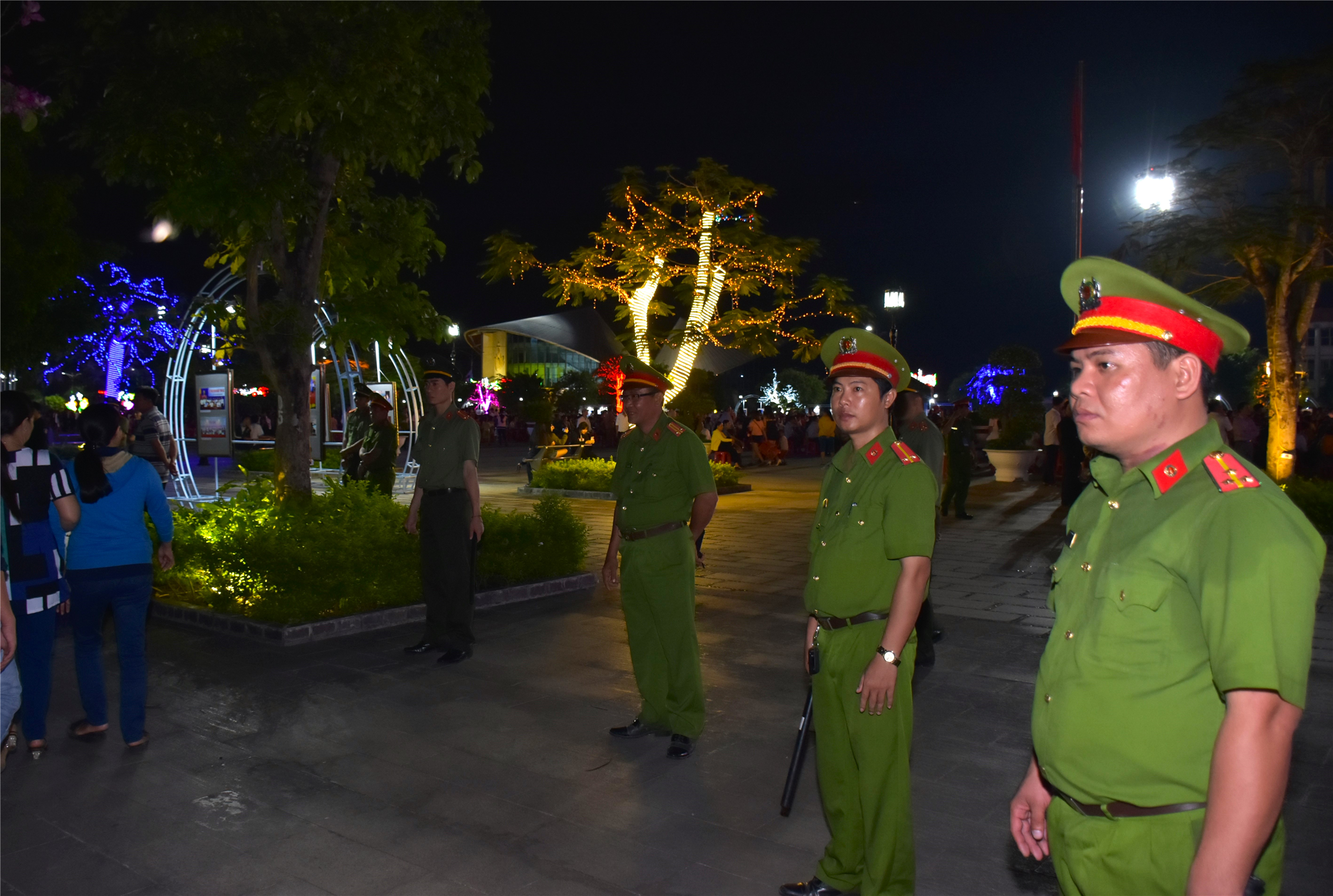 Công an các phường, xã tăng cường bảo đảm ANTT tại các điểm tổ chức sự kiện.