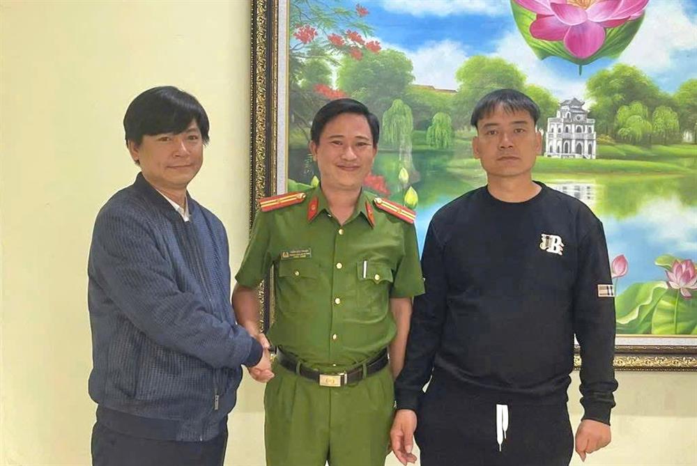 Công an thị trấn Cam Lộ hỗ trợ đưa anh Nguyễn Hữu Thuyết (đứng thứ 3 từ trái sang) về với gia đình an toàn.