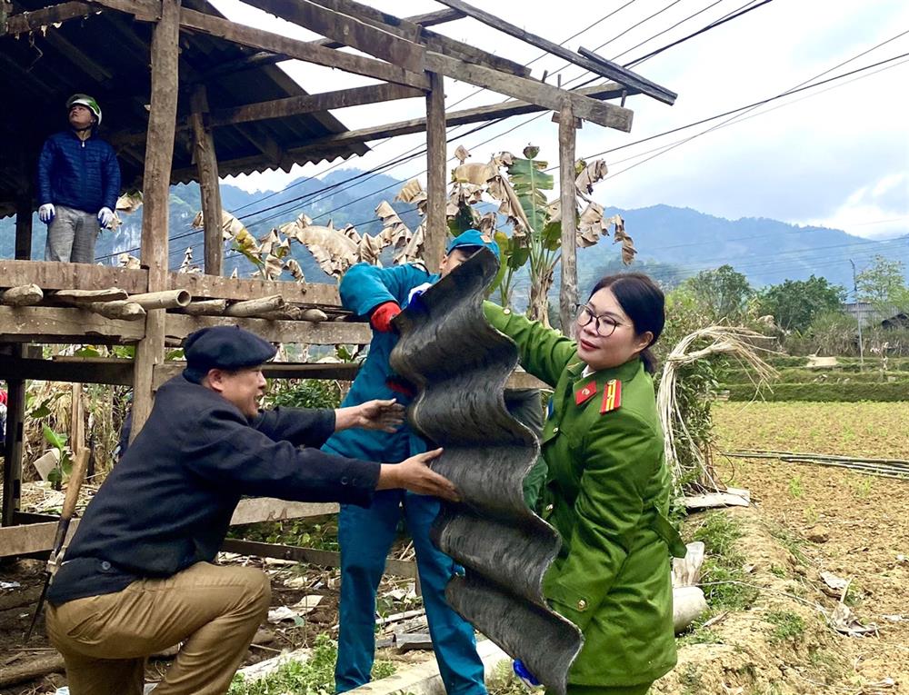Công an xã Xuân Trường hỗ trợ giúp người dân xóa nhà tạm, nhà dột nát.