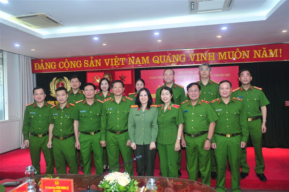 Các đại biểu dự buổi Lễ.