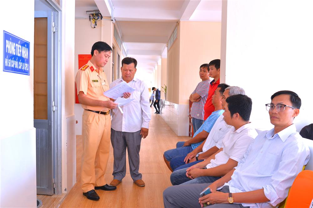 Cán bộ Công an hướng dẫn người dân chuẩn bị các thủ tục cần thiết để cấp, đổi GPLX.