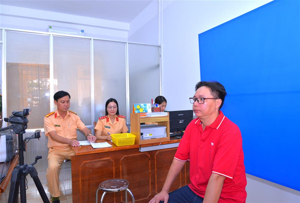 Phòng Cảnh sát giao thông Công an tỉnh Cà Mau thực hiện thủ tục cấp, đổi GPLX cho người dân.
