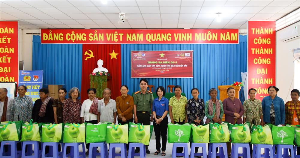 Đoàn công tác trao quà tặng các gia đình chính sách tại xã An Tức.