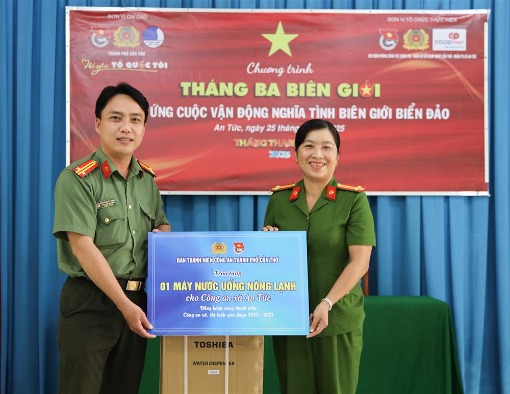 Phòng Công tác chính trị Công an thành phố Cần Thơ trao 01 máy nước uống nóng lạnh tặng Công an xã An Tức.