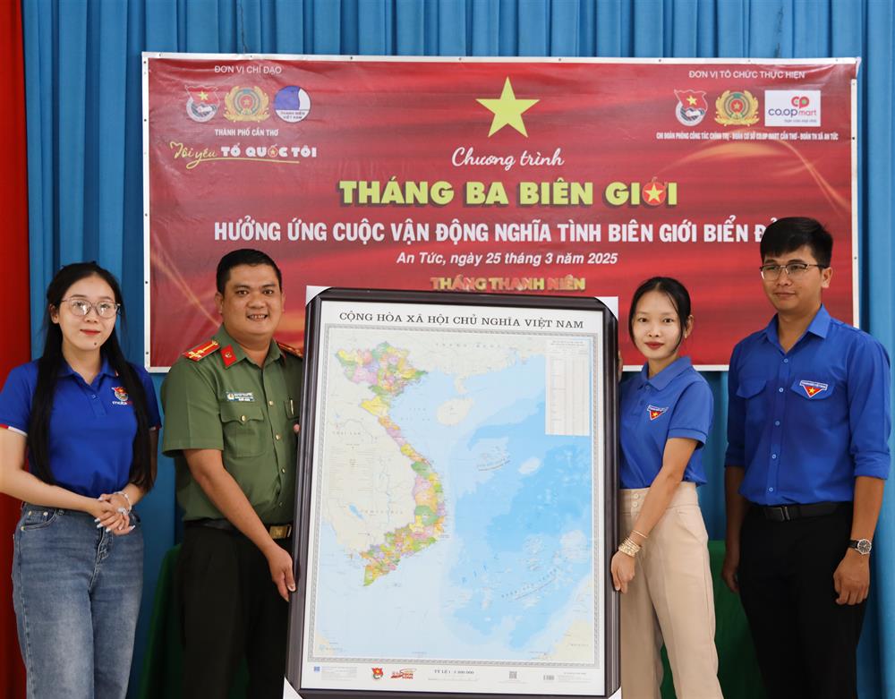 Ban Thanh niên Công an thành phố Cần Thơ trao 01 tranh bản đồ đất nước Việt Nam tặng Đoàn cơ sở xã An Tức.