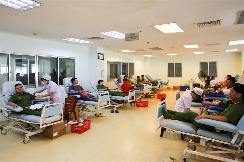Cán bộ, đoàn viên, thanh niên tích cực hưởng ứng, tham gia Ngày hội hiến máu tình nguyện.