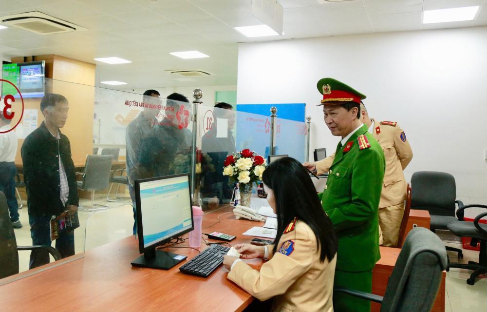 Đại tá Đặng Hoài Sơn, Phó Giám đốc Công an Hà Tĩnh kiểm tra, chỉ đạo vận hành bộ phận cấp, đổi GPLX tại Trung tâm hành chính công tỉnh.