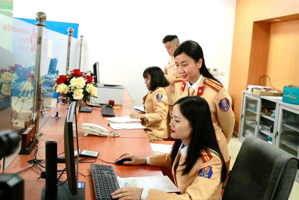 Cán bộ Phòng CSGT Công an Hà Tĩnh thực hiện các quy trình thủ tục cấp, đổi GPLX cho người dân.