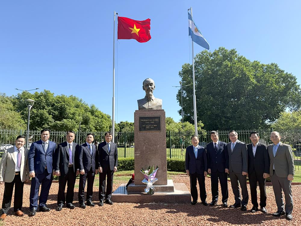Thứ trưởng Nguyễn Văn Long và đoàn công tác tới dâng hoa tại Công viên Hồ Chí Minh ở Thủ đô Buenos Aires, Argentina.