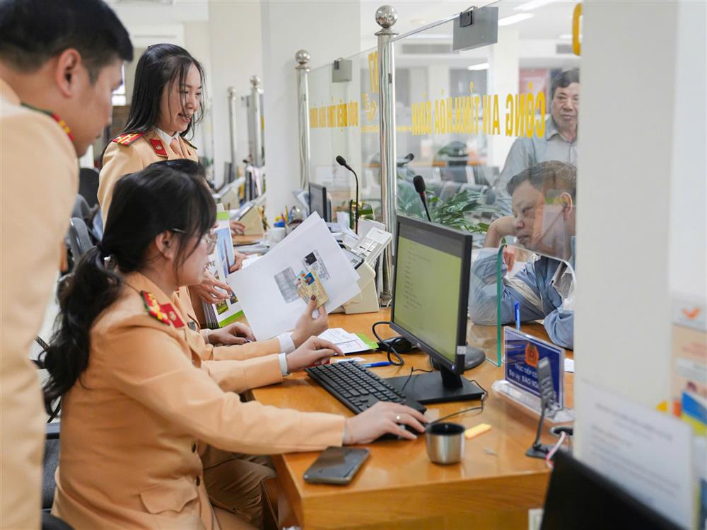 Cán bộ Phòng CSGT Công an Hòa Bình tích cực thực hiện nhiệm vụ cấp, đổi GPLX cho người dân.