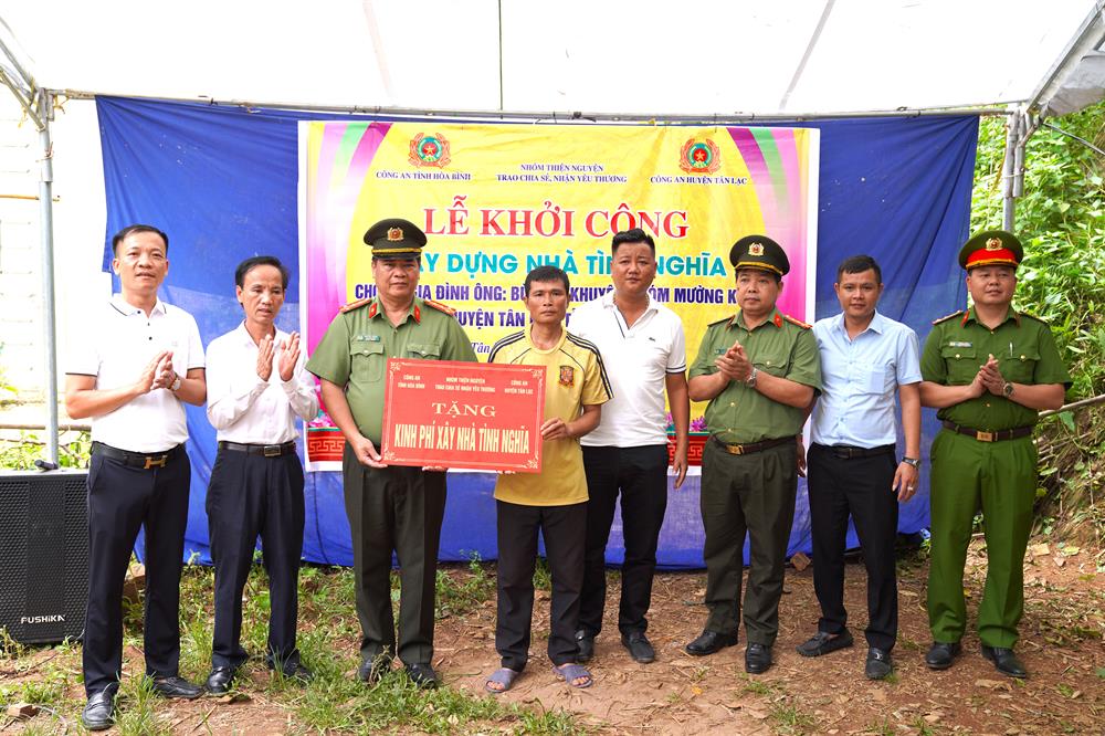 Công an tỉnh Hòa Bình trao kinh phí xây dựng nhà tình nghĩa tặng hộ gia đình anh Bùi Văn Khuyên, ở xóm Mường Kem, xã Phong Phú, huyện Tân Lạc.