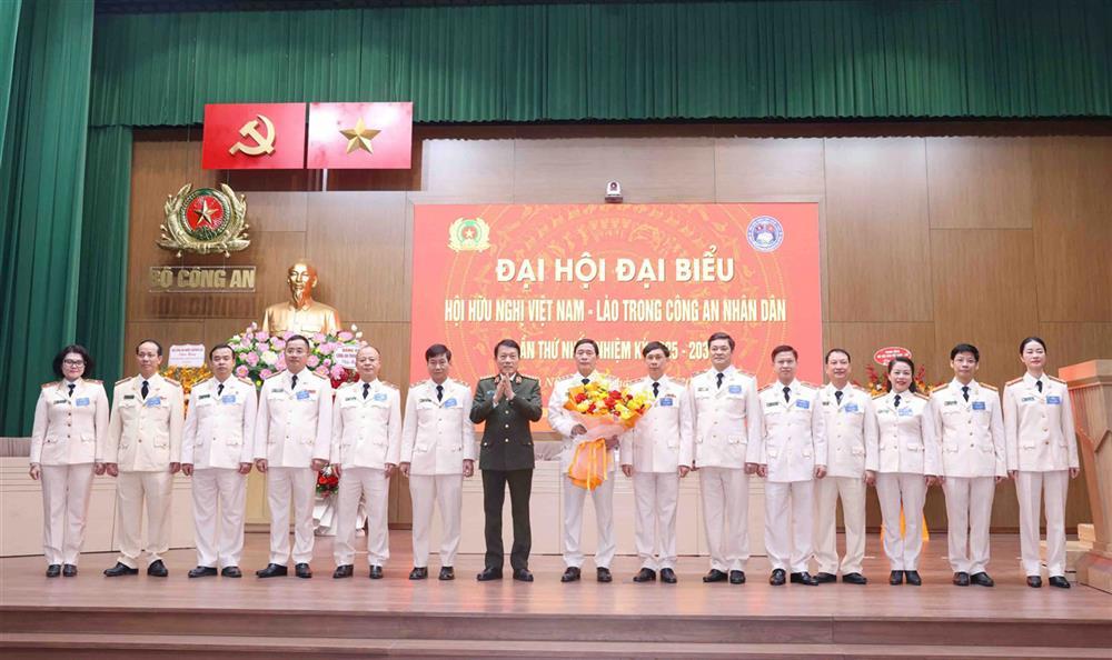 Bộ trưởng Lương Tam Quang tặng hoa chúc mừng Ban Chấp hành Hội Hữu nghị Việt Nam – Lào nhiệm kỳ 2025 – 2030.