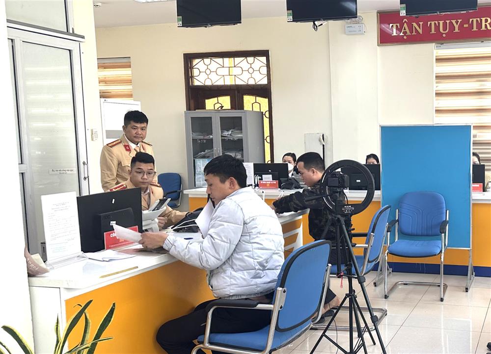 Cán bộ Công an hướng dẫn người dân thủ tục nộp hồ sơ cấp, đổi GPLX.