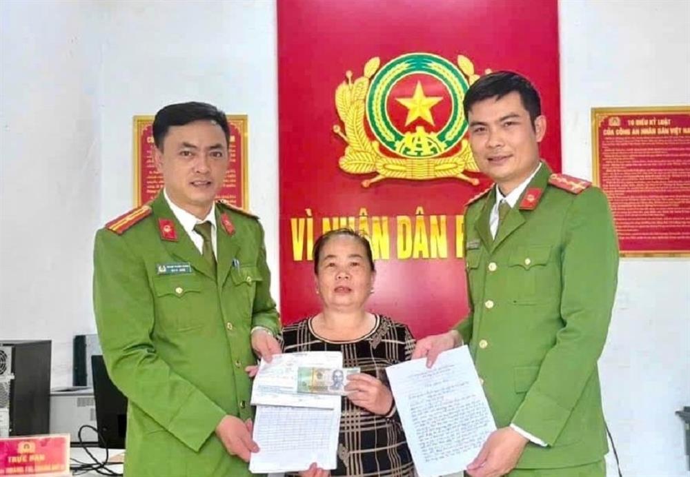 Công an xã Bình Sơn bàn giao tài sản bị đánh rơi cho bà Trần Thị Phượng.