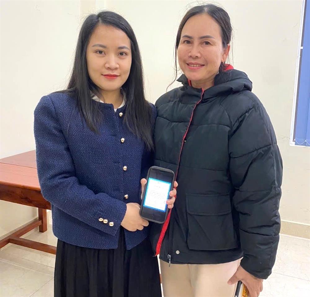 Chị Hoàng Thị Kim Dung trao trả lại số tiền 100 triệu đồng cho chị Phạm Thị Yến.