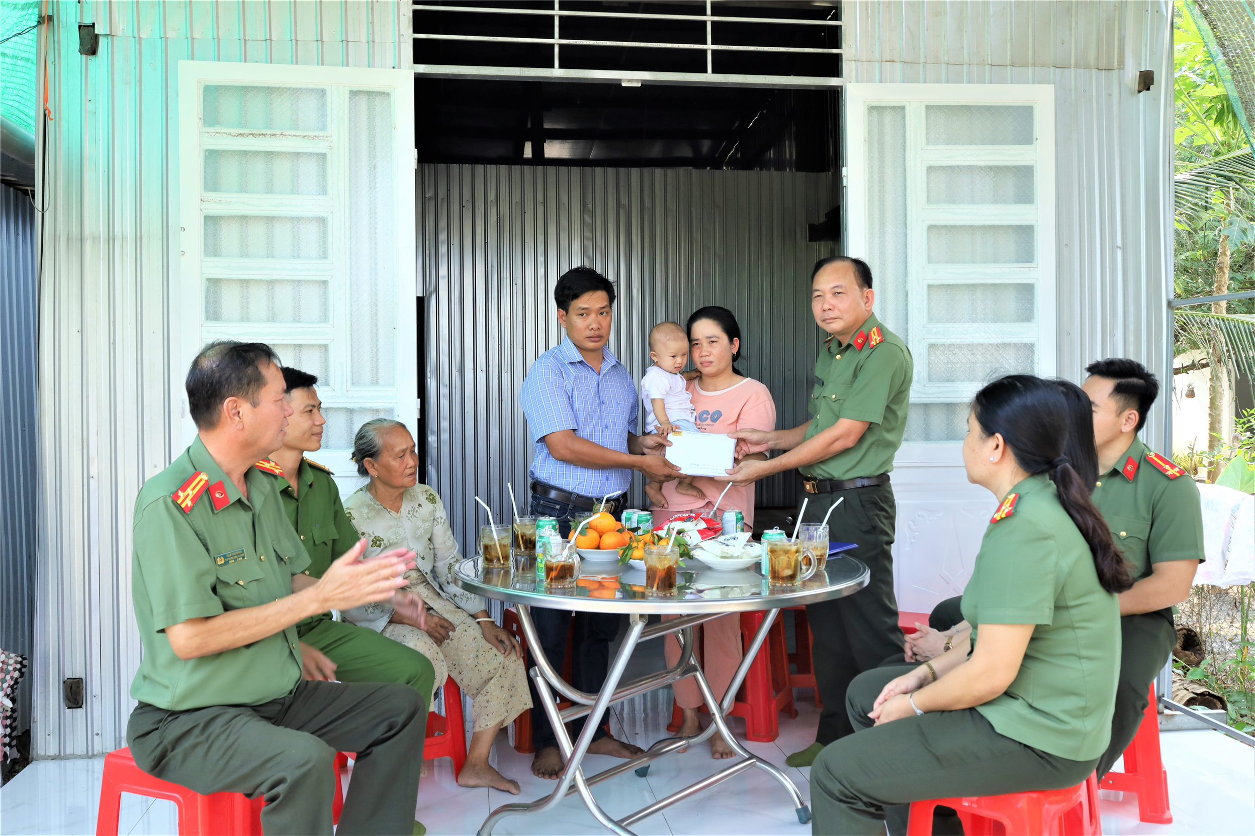 Thừa ủy quyền, Phòng Tổ chức cán bộ trao kinh phí tặng gia đình đồng chí Bùi Long Hồ.