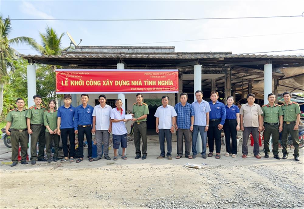 Lãnh đạo Phòng Tham mưu Công an tỉnh trao kinh phí xây dựng nhà tình nghĩa tặng gia đình ông Nguyễn Văn Dạng.