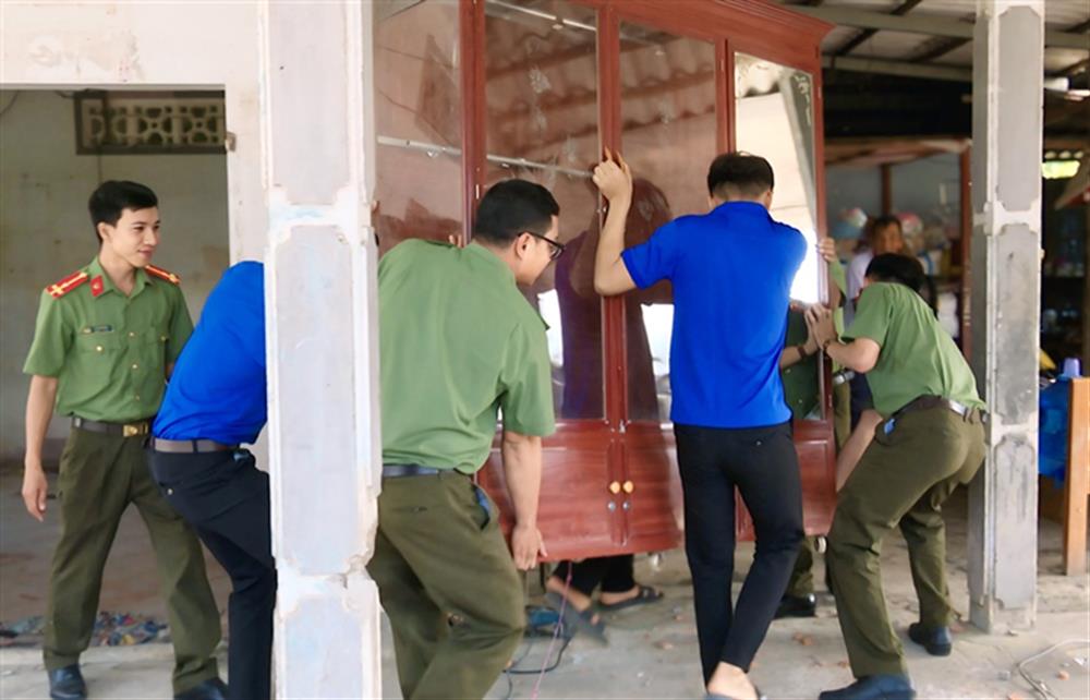 Cán bộ, chiến sĩ Phòng Tham mưu phối hợp đoàn viên, thanh niên xã Vĩnh Hưng A hỗ trợ ngày công lao động để giúp căn nhà hoàn thành sớm nhất.