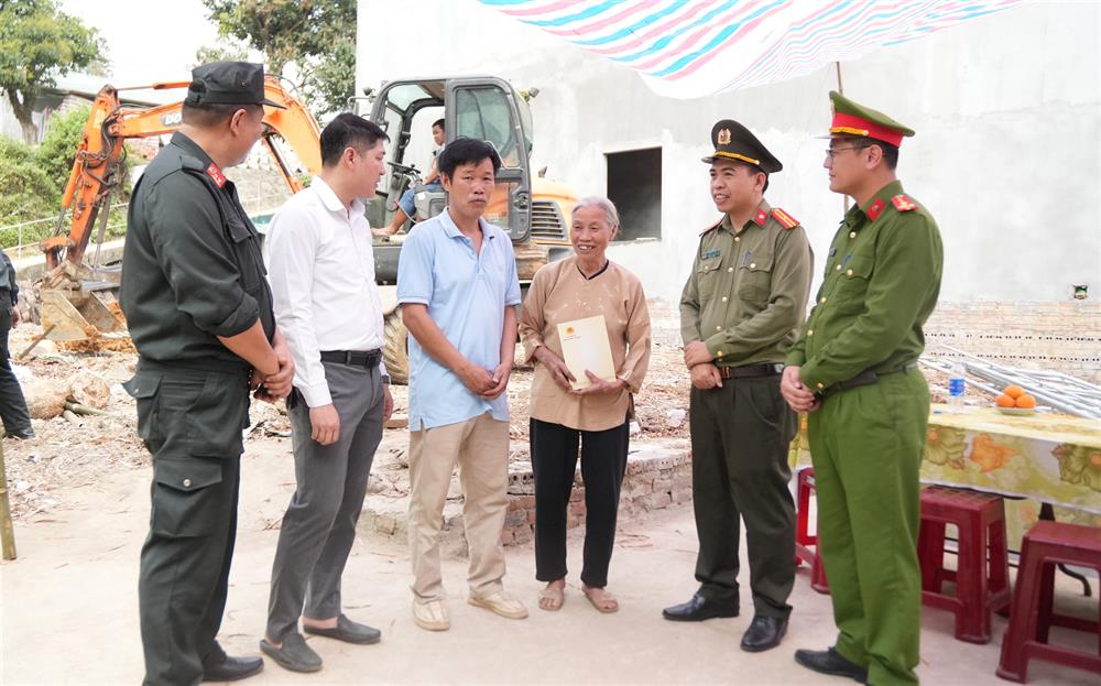 Các lực lượng thăm hỏi, động viên gia đình ông Đàm Văn Luận.