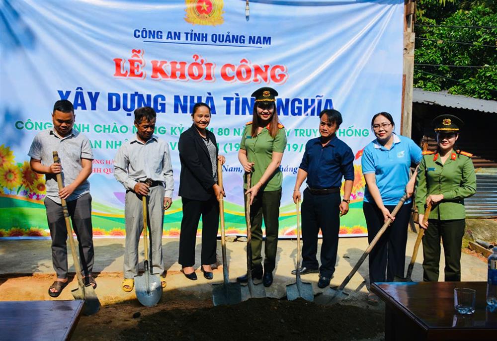 Các đại biểu tiến hành khởi công xây dựng nhà tình nghĩa tặng gia đình ông Hồ Văn Thêm   