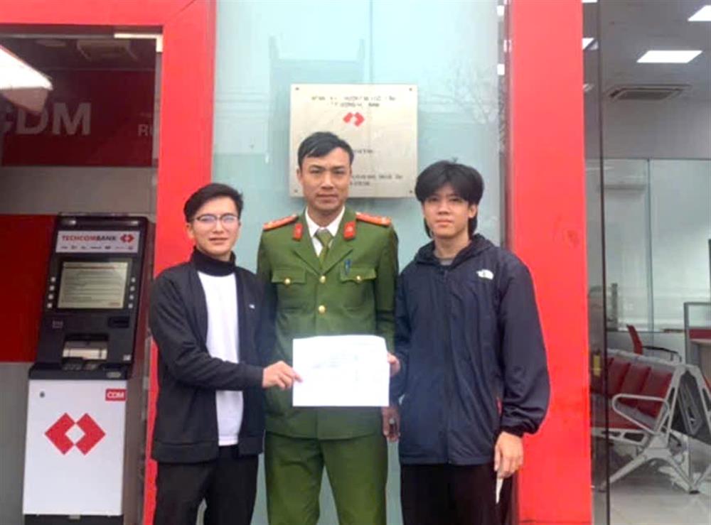 Công an xã Kỳ Thượng và anh Trần Văn Quang trao lại số tiền 450 triệu đồng cho anh Mai Chí Thành (bên phải ngoài cùng).