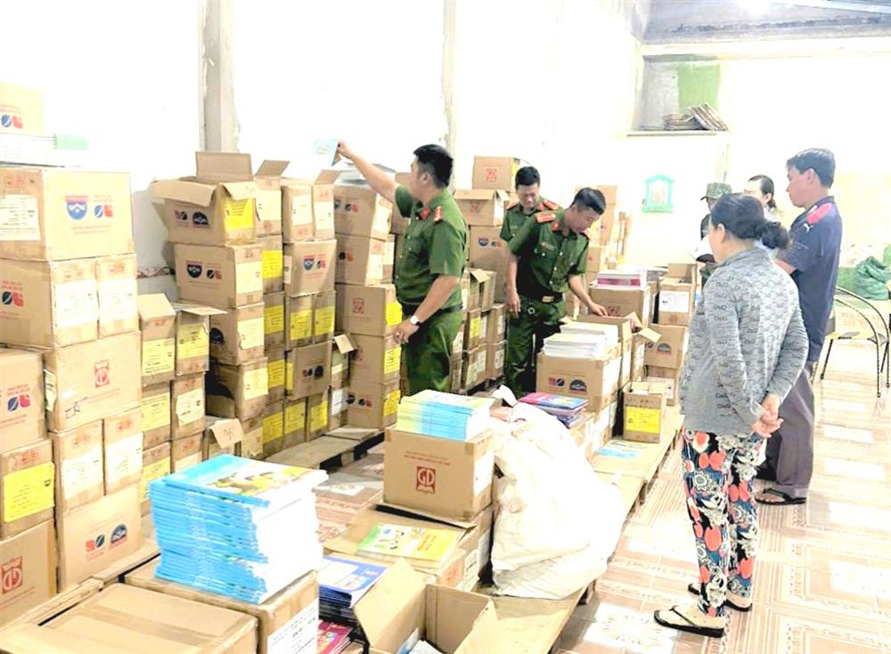 Cơ quan chức năng kiểm tra tại điểm tập kết, lưu trữ, kinh doanh sách giáo khoa của Nguyễn Phong Lai.