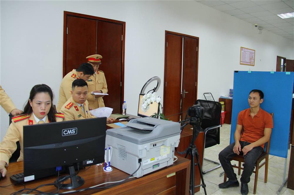 Cán bộ Phòng CSGT Công an Công an Lào Cai hướng dẫn người dân thủ tục cấp, đổi GPLX cho người dân.
