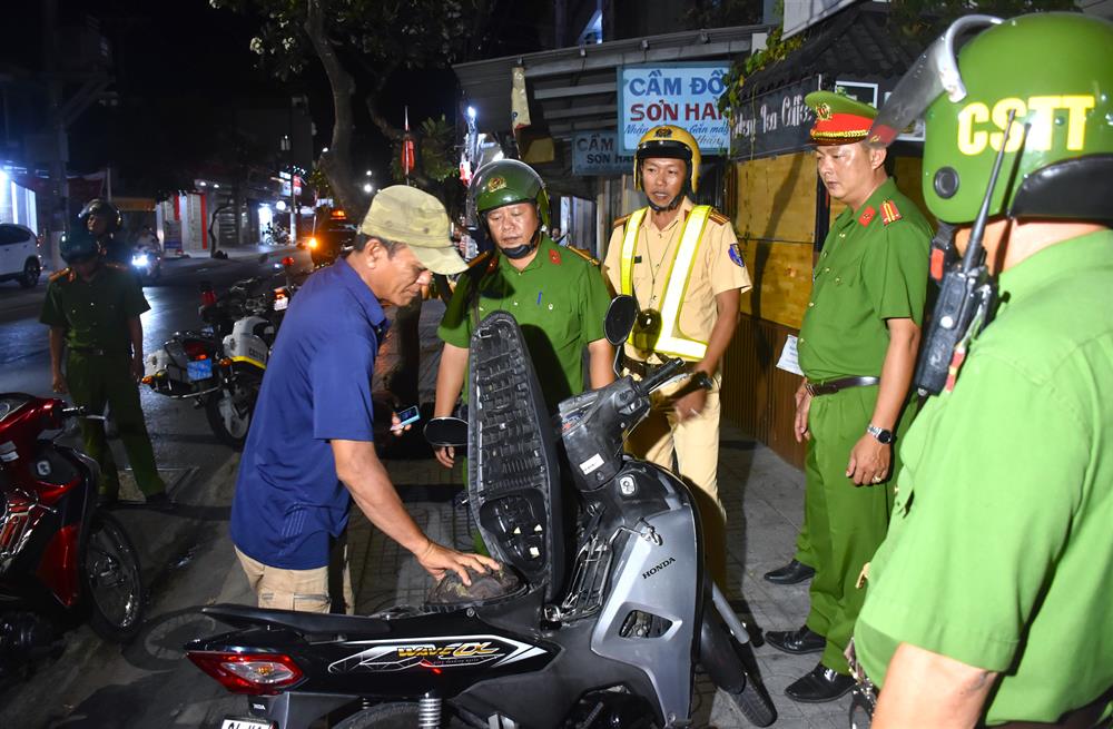 Lực lượng Công an tăng cường tuần tra, kiểm soát, khép kín địa bàn, kết hợp tuyên truyền nâng cao ý thức người dân trong việc chấp hành pháp luật.