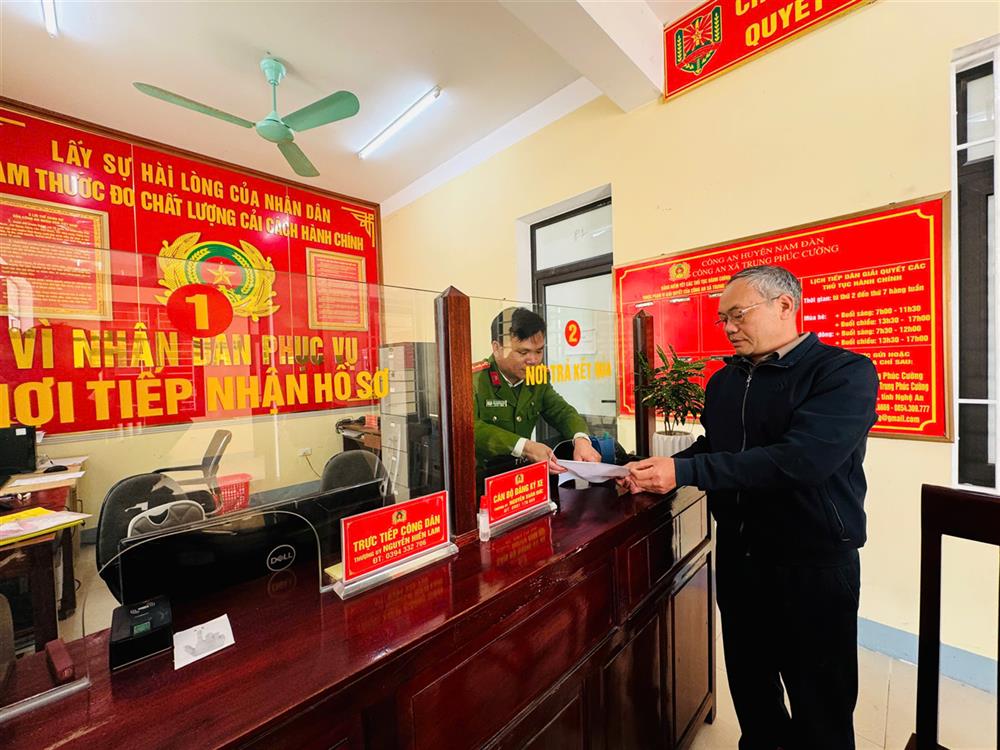 Công an xã Trung Phúc Cường, huyện Nam Đàn tận tình, chu đáo giải quyết các thủ tục hành chính cho người dân.