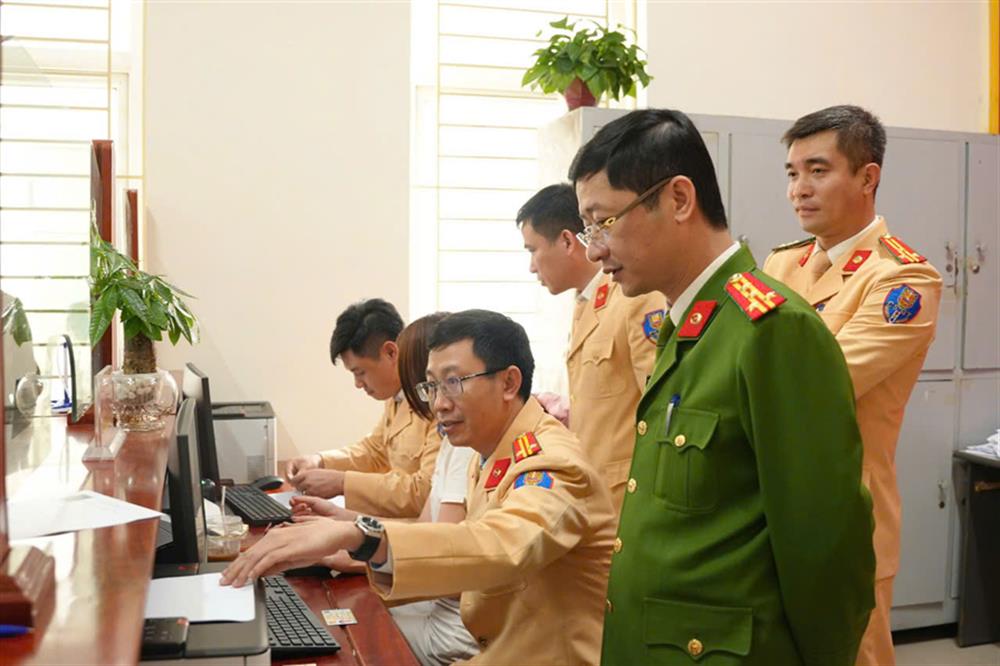 Đại tá Trần Ngọc Tuấn, Phó Giám đốc Công an Nghệ An kiểm tra, chỉ đạo vận hành bộ phận cấp đổi GPLX tại bộ phận một cửa Phòng CSGT.