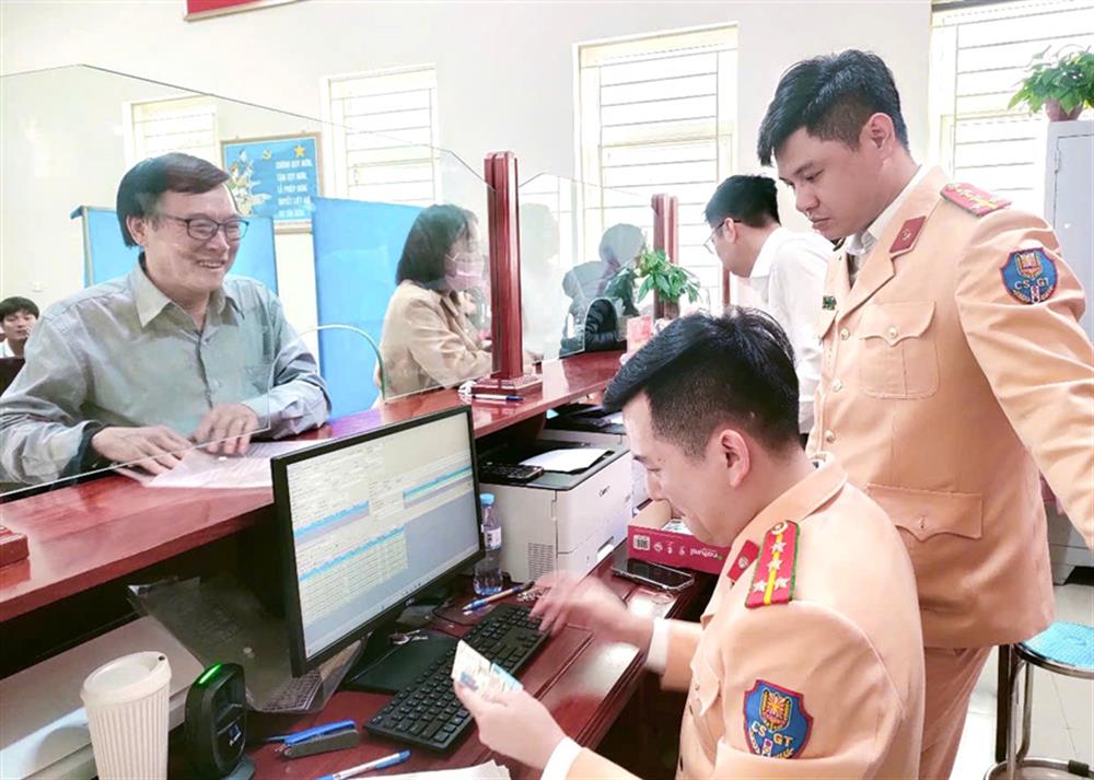 Để tạo điều kiện thuận lợi cho người dân trong việc cấp, đổi GPLX, tiết kiệm thời gian, kinh phí đi lại và chờ đợi, Công an Nghệ An đã tăng cường lực lượng túc trực tại điểm tiếp công dân để phục vụ người dân.
