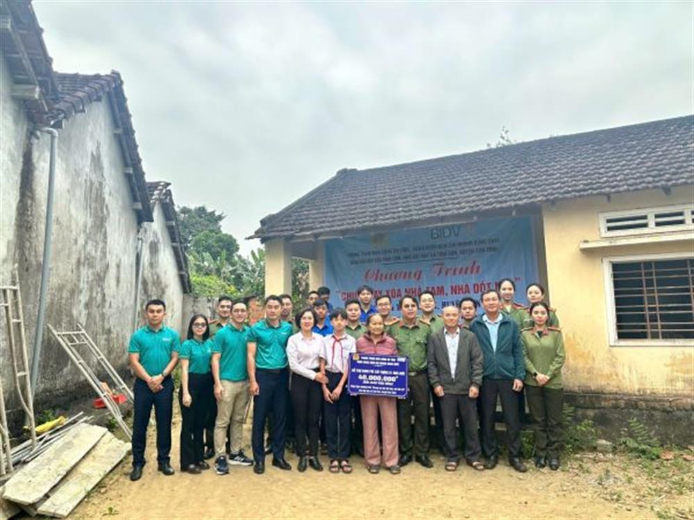 Đoàn công tác trao kinh phí hỗ trợ tặng gia đình bà Nguyễn Thị Điểu.
