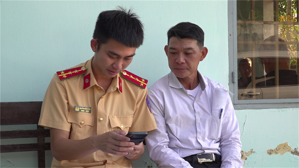 Cán bộ CSGT Công an Quảng Nam thực hiện các quy trình thủ tục cấp, đổi GPLX cho người dân; hướng dẫn người dân tích hợp GPLX trên VNeID.