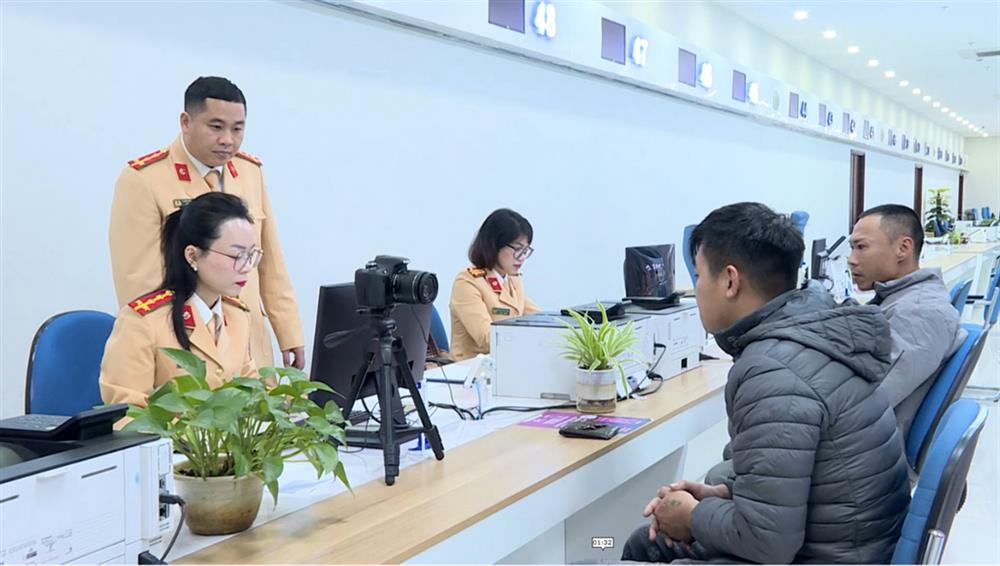 Cán bộ Phòng CSGT Công an Quảng Ninh tiếp nhận, hướng dẫn công dân cấp đổi GPLX.