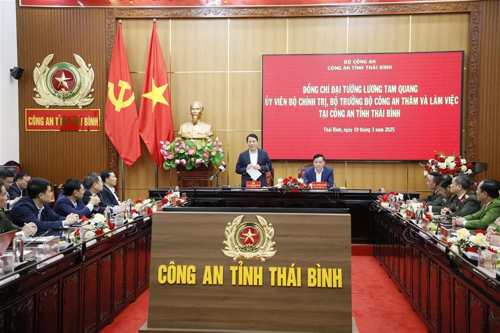 Toàn cảnh buổi làm việc.